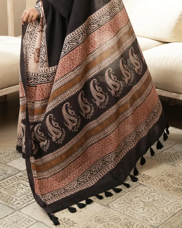 Black_Cotton_Paisley_Border_Print_Mulmul_Saree_For_Women